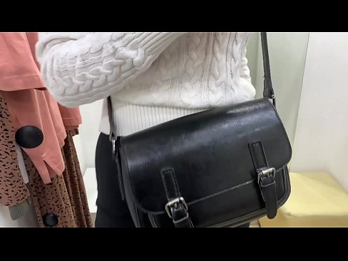 ❤️ Masturbasyon piblik nan jenn femèl FeralBerry ak yon gode nan sal la Fitting ❤ Super sèks nan nou ️❤